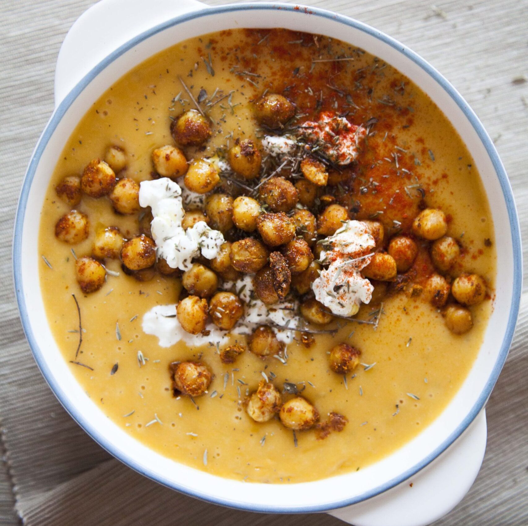 Crema de calabaza y garbanzos especiados